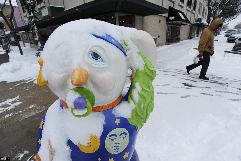Sigh: Snow blankets downtown St. Joseph, Mich., Tuesday, Jan. 6, 2015, after a winter storm dumped several inches of snow in Southwest Michigan