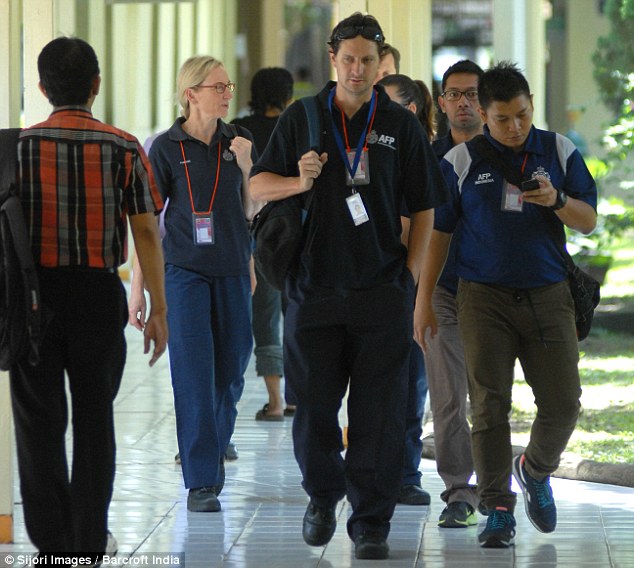 Australian experts have flown into Indonesia to help identify the victims of the AirAsia QZ8501 flight 