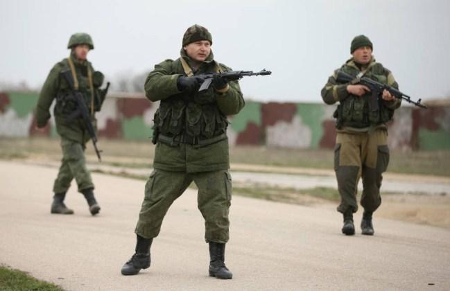 Russian troops threaten to shoot Ukrainian soldiers in tense stand-off